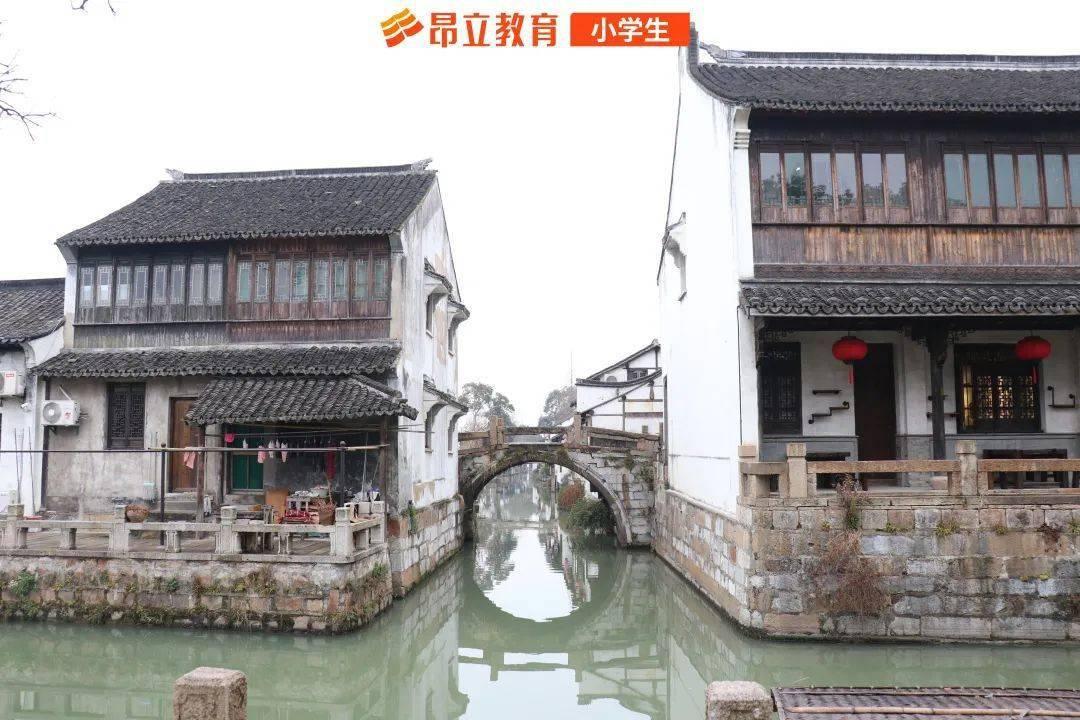 逃离残破的船只